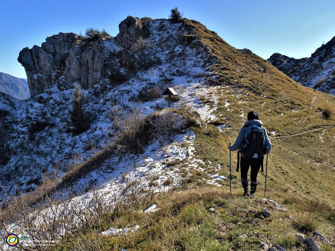 74 Al Passo di Grialeggio (1690 m) col cocuzzolo  a  nord in ombra ancora imbiancato di neve.JPG -                                